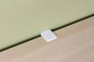 Paneel / König & Neurath 'FLYBY' / 180 cm / Stoff hellgrün / inkl. Klemmhalter weiß