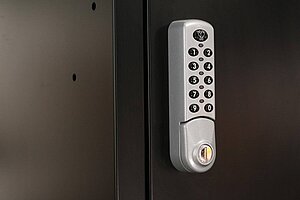 Stahl-Fächerschrank / C+P 'S 3000 Evolo' / schwarz / 12 Fächer / Digitales Zahlenschloß