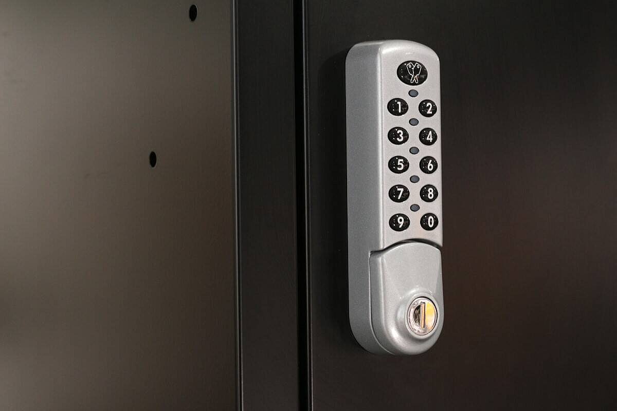 Stahl-Fächerschrank / C+P 'S 3000 Evolo' / schwarz / 12 Fächer / Digitales Zahlenschloß