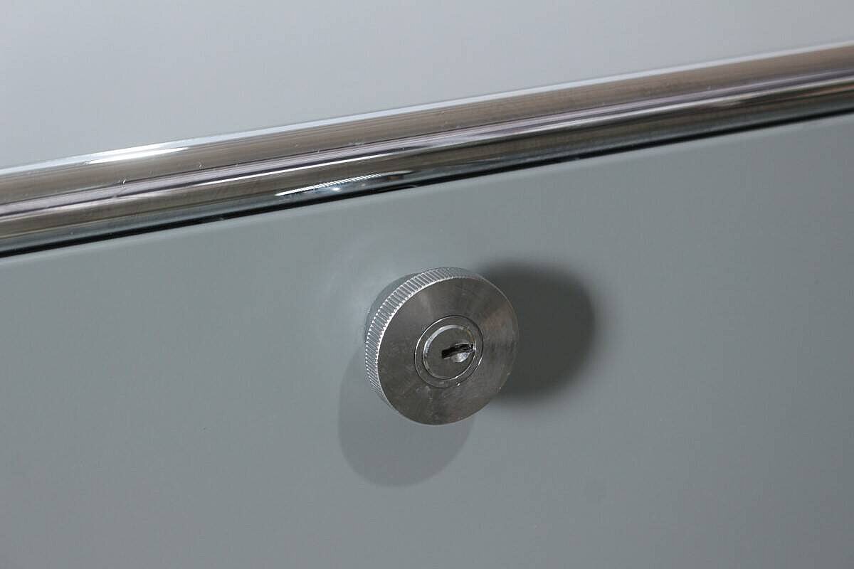 Sideboard / USM Haller / 6 Fächer mit Klappen / mittelgrau / 6 gelochte Tablare