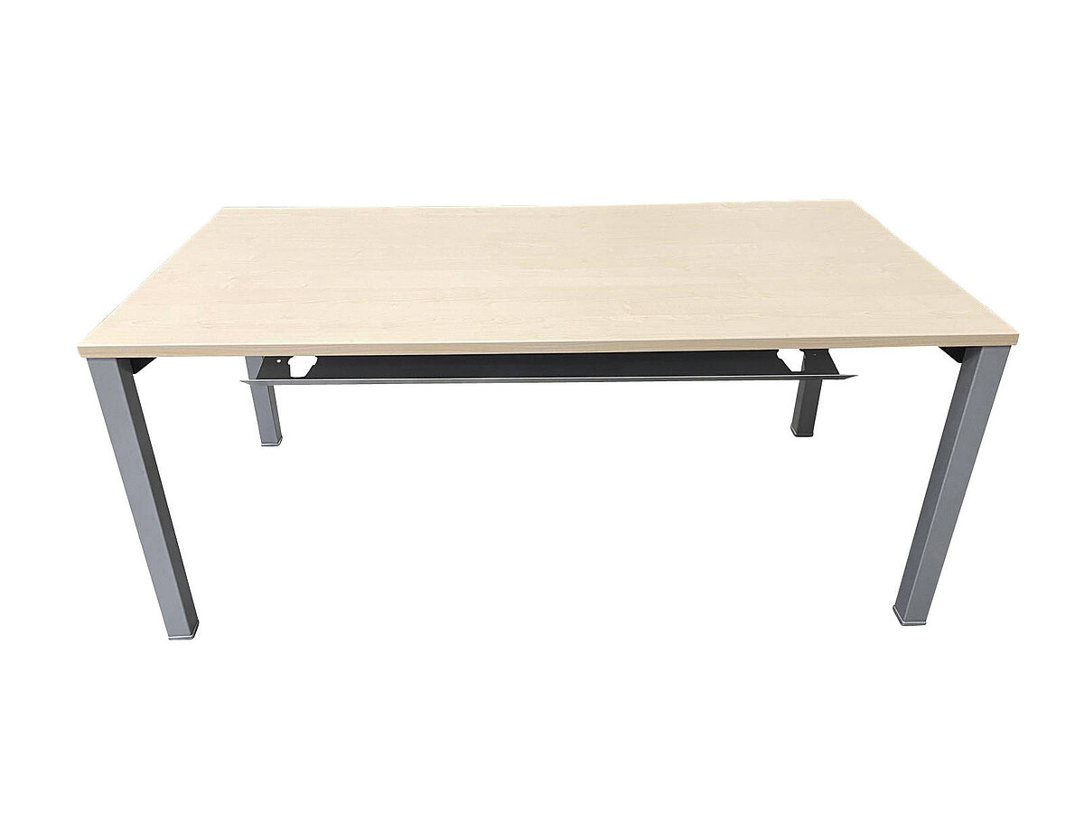 Schreibtisch / König & Neurath 'Basic 4' / 160 x 80 cm / ahorn / höhenverstellbar