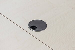 Mobiler Konferenztisch / König & Neurath 'Summa' / mittig klappbar / ahorn / 250 x 120 cm / Kabeldurchlass