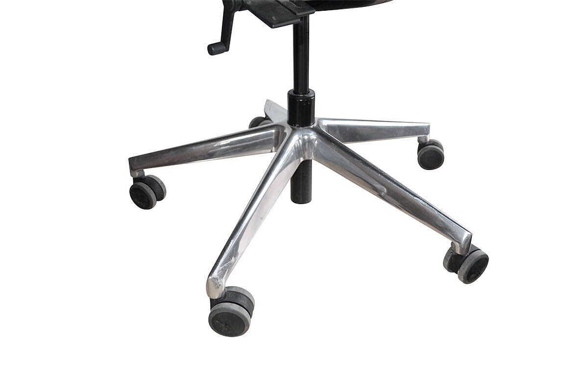 Bürodrehstuhl / Viasit 'F1' / Polsterrücken und Kopfstütze / schwarz / runde Armlehnen