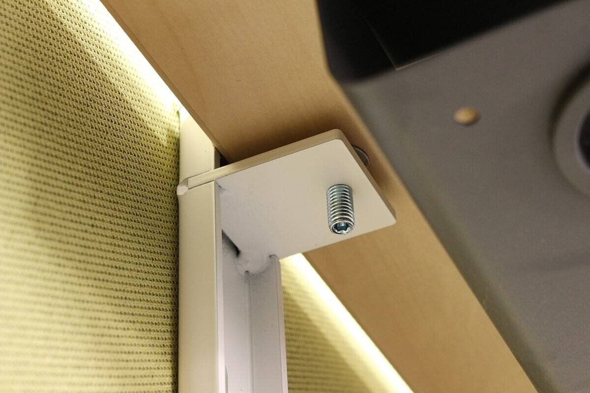 Paneel / König & Neurath 'FLYBY' / 180 cm / Stoff hellgrün / inkl. Klemmhalter weiß