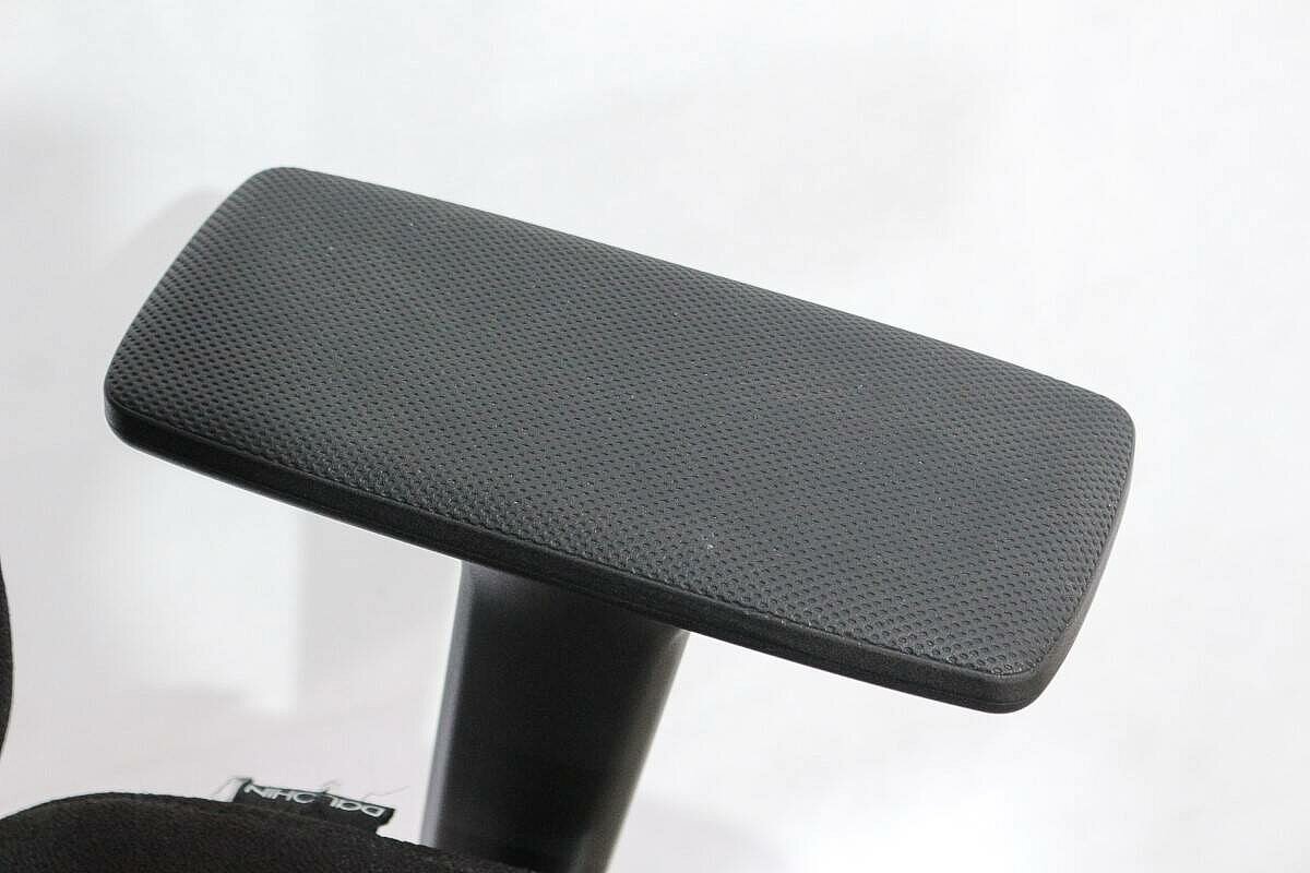 Bürodrehstuhl / Dauphin '@Just' / Kopfstütze / schwarz / antibakterielle Armauflagen / Teppichbodenrollen