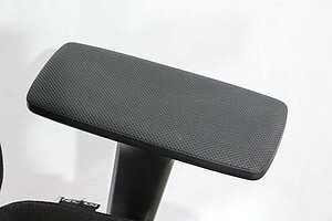 Bürodrehstuhl / Dauphin '@Just' / Kopfstütze / schwarz / antibakterielle Armauflagen / Teppichbodenrollen