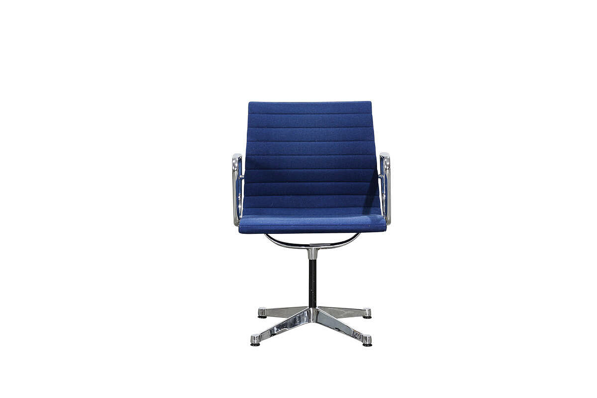 Konferenzstuhl / Herman Miller 'Aluminium Chair EA 107' / Hopsak blau