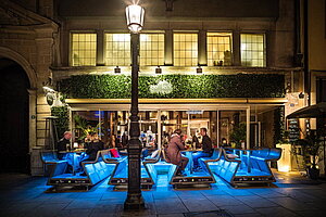 Beton-Sitzbank 'Heated Bench' mit LED-Beleuchtung in anthrazit inkl. Heizfunktion - Design: Sacha Lakic