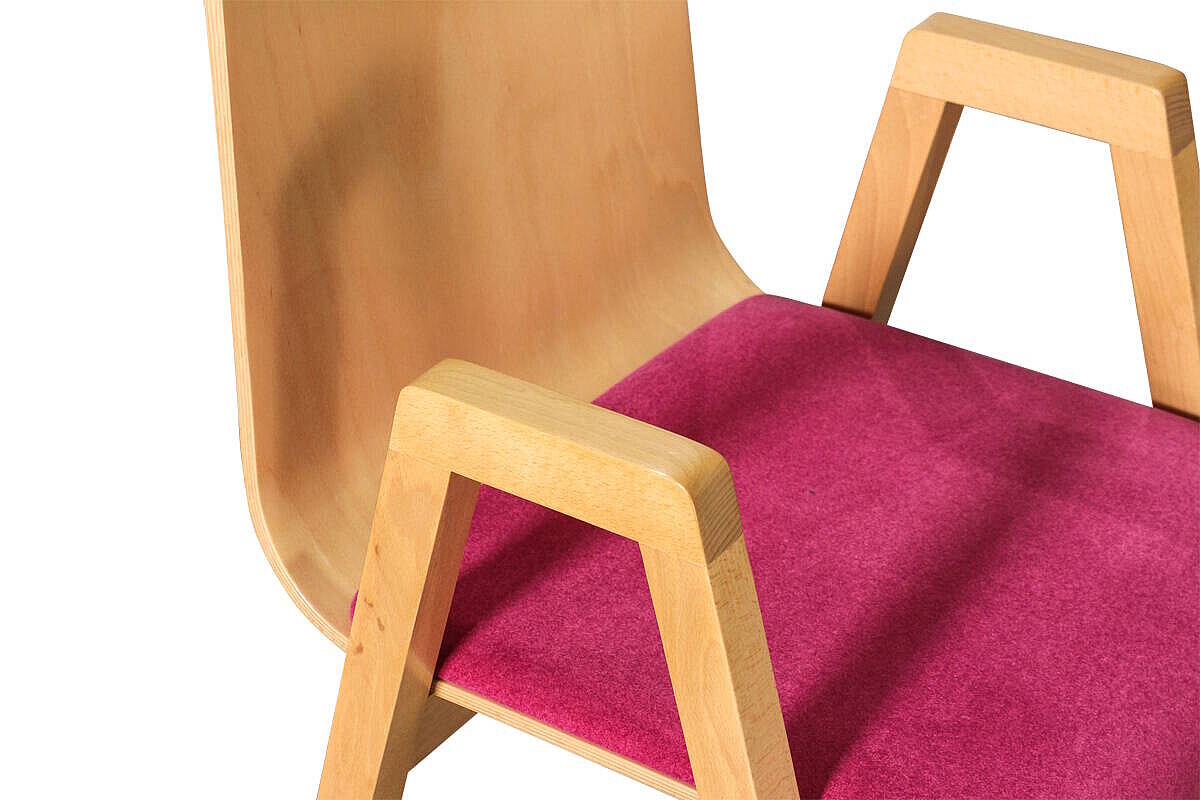 Stapelstuhl / Besucherstuhl / Paged 'LINK' / Sitzschale buche / Sitzkissen magenta / Armlehnen