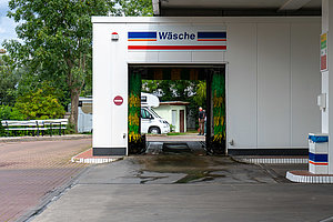 Tankstelle mit Waschanlage