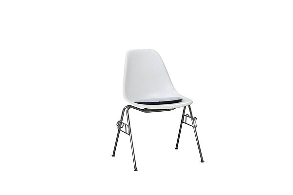 Stapelstuhl / Besucherstuhl / vitra 'Eames Plastic Side Chair DSS' / reinweiß / Sitzkissen grau