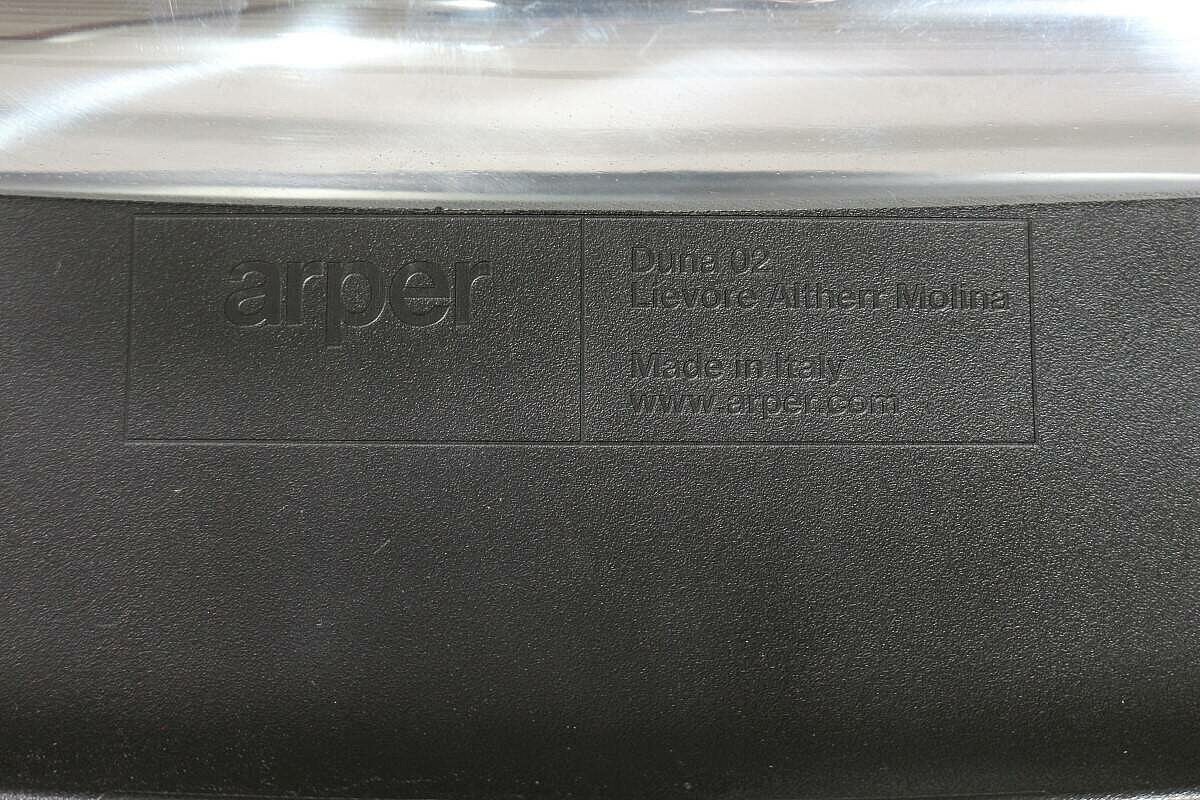 Konferenzstuhl / arper 'Duna 02' / Sitzschale schwarz / Kissen grau