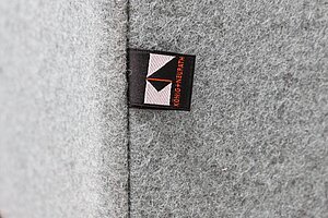 Loungesofa / König & Neurath 'NET.WORK.PLACE' / 2-Sitzer trkis / Trennwände hellbraun