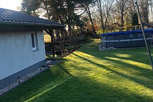 Verklinkertes Haus am Feldrand