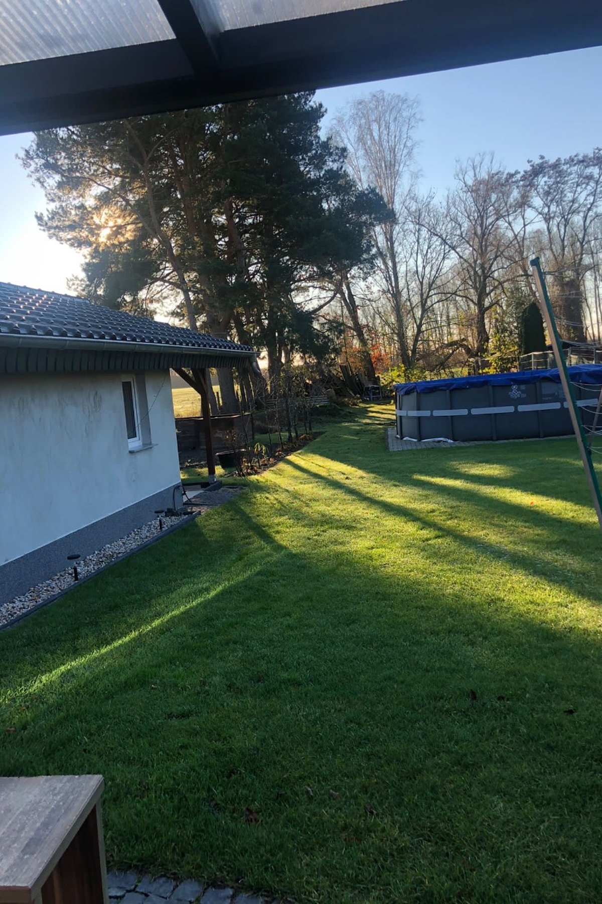 Verklinkertes Haus am Feldrand