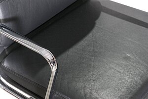 Konferenzstuhl / vitra 'Aluminium Chair EA 208' / Soft Pad / Leder asphalt