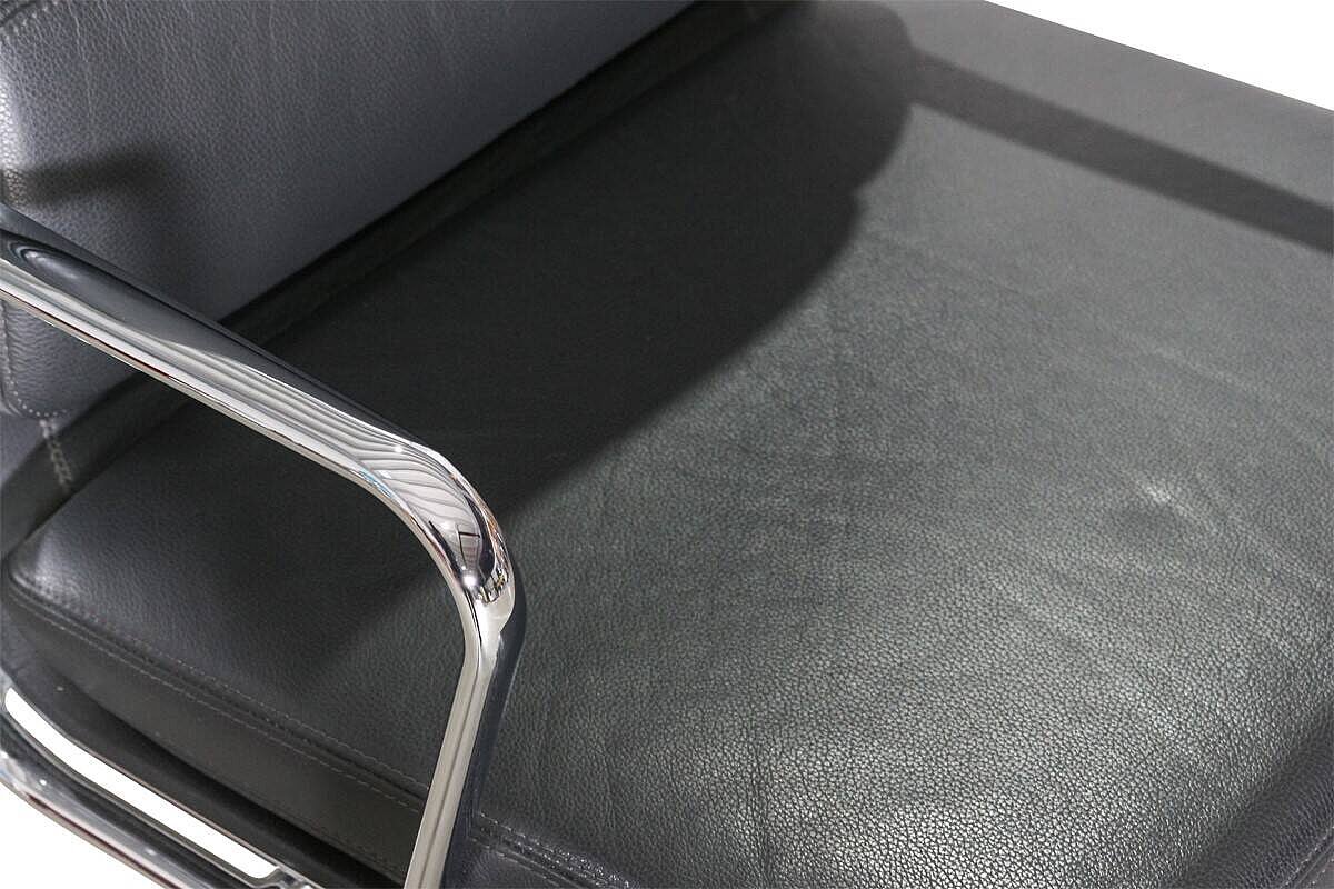 Konferenzstuhl / vitra 'Aluminium Chair EA 208' / Soft Pad / Leder asphalt