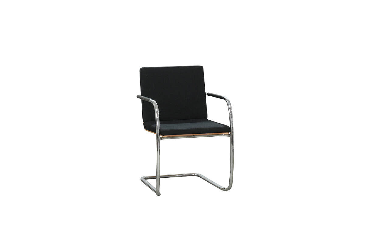 Freischwinger / Thonet 'S 61' / schwarz / Holzrücken / stapelbar