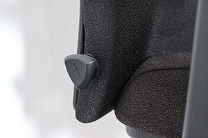 Bürodrehstuhl / Dauphin '@Just' / Kopfstütze / schwarz / antibakterielle Armauflagen / Teppichbodenrollen