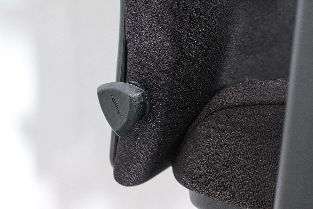 Bürodrehstuhl / Dauphin '@Just' / Kopfstütze / schwarz / antibakterielle Armauflagen / Teppichbodenrollen