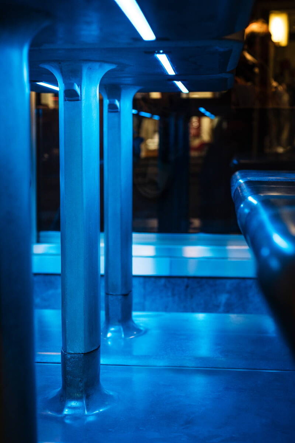 Beton-Sitzbank 'Heated Bench' mit LED-Beleuchtung in anthrazit inkl. Heizfunktion - Design: Sacha Lakic