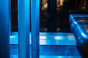 Beton-Sitzbank 'Heated Bench' mit LED-Beleuchtung in anthrazit inkl. Heizfunktion - Design: Sacha Lakic