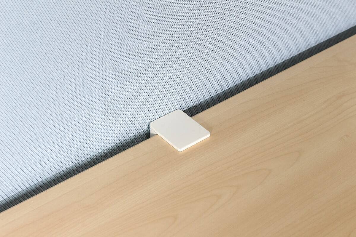 Paneel / König & Neurath 'FLYBY' / 180 cm / Stoff hellblau / inkl. Klemmhalter weiß