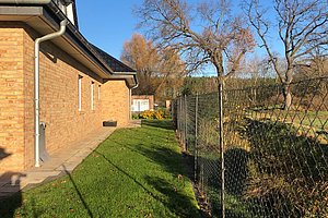 Verklinkertes Haus am Feldrand