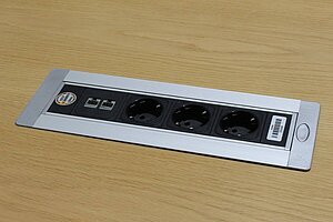 Besprechungstisch / Haworth / eiche hell / 160 x 100 cm / Turnbox mittig / 3 x Schuko, 2 x RJ