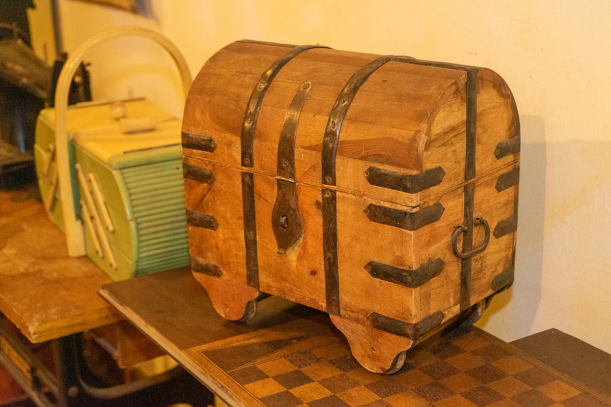 kleine antike Holztruhe