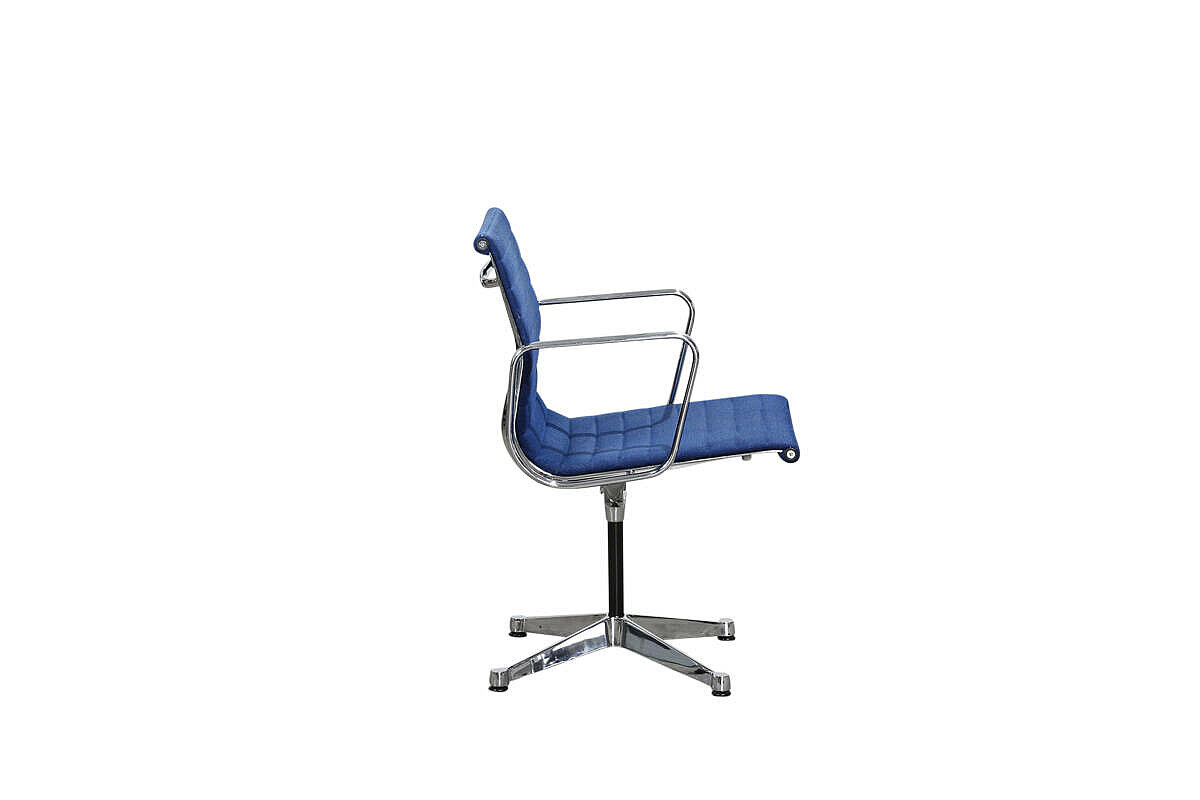 Konferenzstuhl / Herman Miller 'Aluminium Chair EA 107' / Hopsak blau