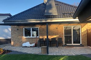 Verklinkertes Haus am Feldrand