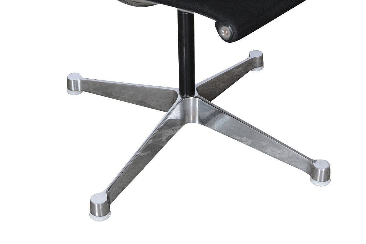 Konferenzstuhl / Herman Miller 'Aluminium Chair EA 108' / Hopsak nero / Aluminium poliert