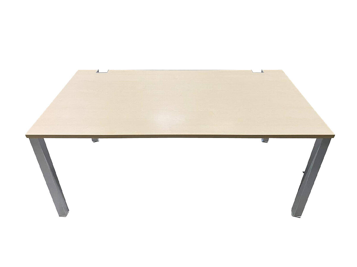 Schreibtisch / König & Neurath 'Basic 4' / 160 x 80 cm / ahorn / 2 Kabelauslässe / höhenverstellbar