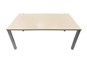 Schreibtisch / König & Neurath 'Basic 4' / 160 x 80 cm / ahorn / 2 Kabelauslässe / höhenverstellbar