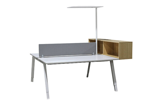 Bench / Doppel-Arbeitsplatz / Steelcase / 195 x 160 cm / weiß / inkl. Trennwand grau / LED-Leuchte / Anbauregal