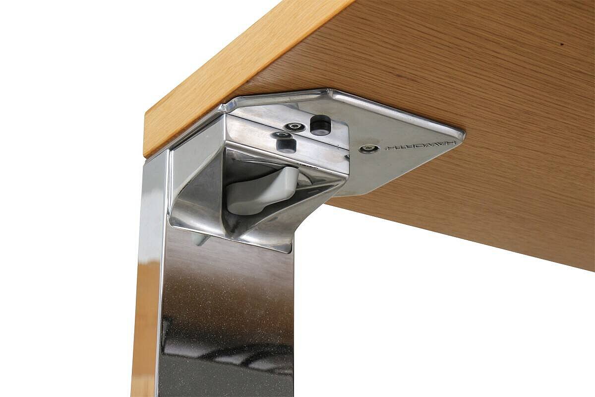 Besprechungstisch / Haworth / eiche hell / 160 x 100 cm / Turnbox mittig / 3 x Schuko, 2 x RJ / Kabeldurchlass