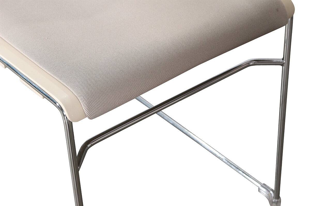 Konferenzstuhl / Stapelstuhl / AKABA 'ADOS' / Stoff beige / Kufengestell chrom