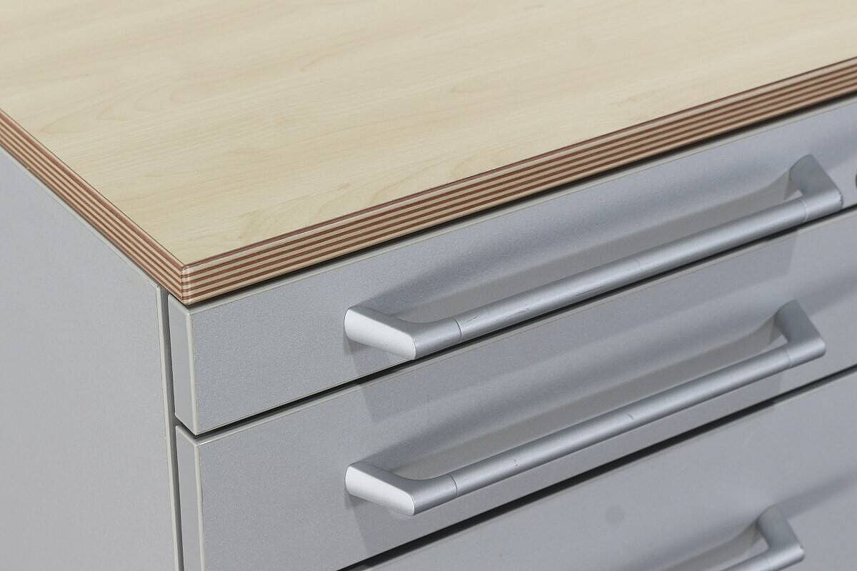 Rollcontainer / Ophelis Pfalzmöbel / silbergrau / Abdeckplatte ahorn mit Multiplex Umleimer / 60 cm