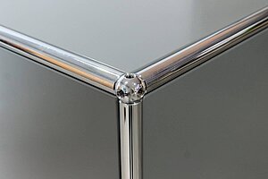 Sideboard / USM Haller / 6 Fächer mit Klappen / mittelgrau / 6 gelochte Tablare