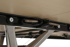 Mobiler Konferenztisch / König & Neurath 'Summa' / mittig klappbar / ahorn / 250 x 120 cm / Kabeldurchlass