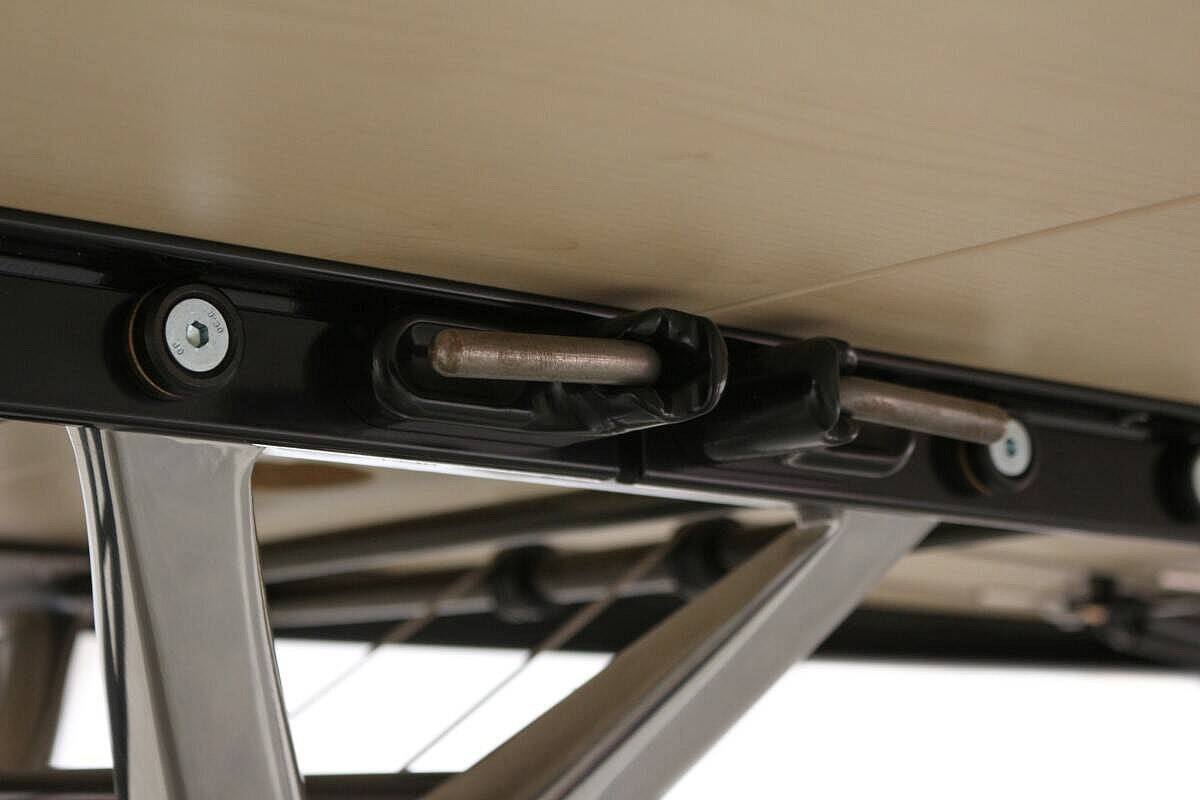 Mobiler Konferenztisch / König & Neurath 'Summa' / mittig klappbar / ahorn / 250 x 120 cm / Kabeldurchlass