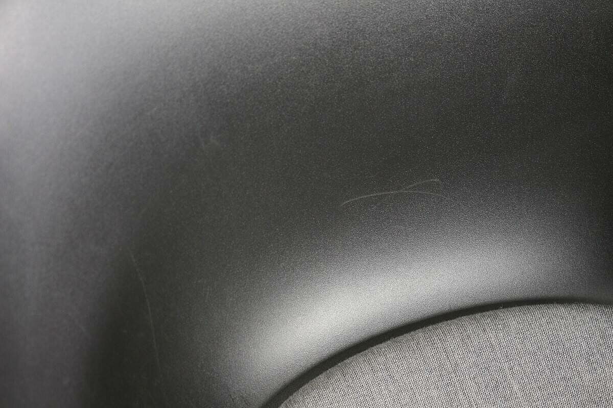 Konferenzstuhl / arper 'Duna 02' / Sitzschale schwarz / Kissen grau