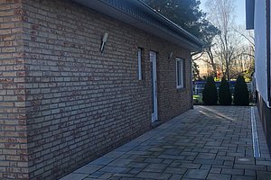 Verklinkertes Haus am Feldrand