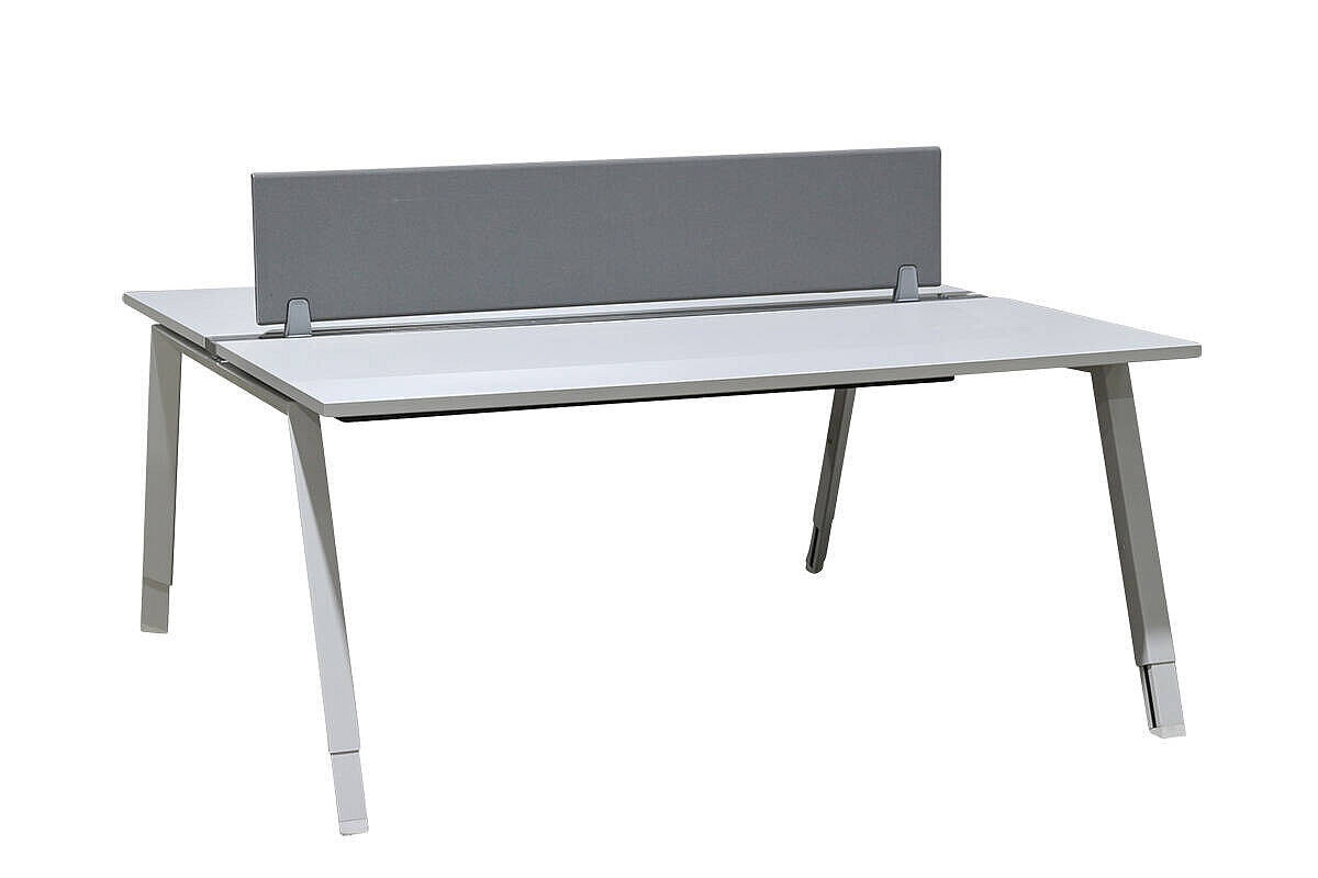 Bench / Doppel-Arbeitsplatz / Steelcase / 195 x 160 cm / weiß / inkl. Trennwand grau / LED-Leuchte / Anbauregal