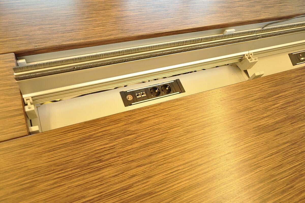 Konferenztisch / Steelcase '4.8 four point eight' / Amerikanisch Nussbaum / 480 x 150 cm