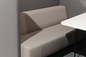 Neuwertig / Raum-in-Raum-System / Besprechungsinsel / Haworth 'Riverbend & Pebble' / Akustik-Trennwände / 6 Personen