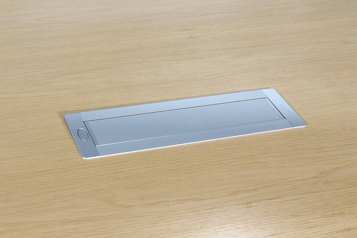 Besprechungstisch / Haworth / eiche hell / 160 x 100 cm / Turnbox mittig / 3 x Schuko, 2 x RJ / Kabeldurchlass