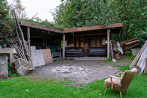 romantische Feuerstelle am Wasser