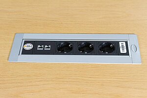Besprechungstisch / Haworth / eiche hell / 160 x 100 cm / Turnbox mittig / 3 x Schuko, 2 x RJ / Kabeldurchlass